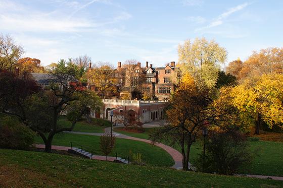 Photo of Mellon Hall on Chatham University, 四周环绕着绿色的学术院落和五彩缤纷的秋叶.