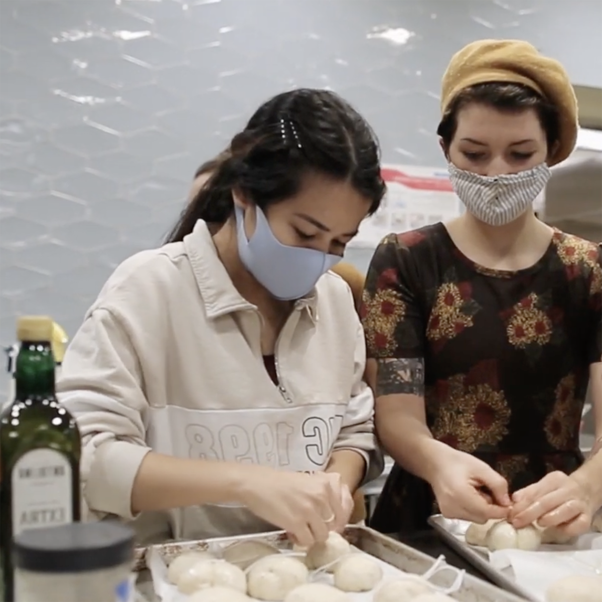 Photo of students in masks working in the 伊甸堂校园 Kitchen Lab