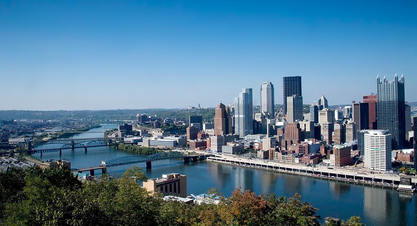 匹兹堡城市和河流的鸟瞰图，湛蓝的天空