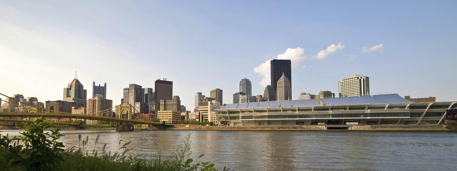 Photo of the Pittsburgh skyline and river with yellow 桥梁