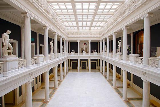 Photo of the Hall of Statues at 卡内基艺术博物馆, 有白色圆柱和雕像的华丽房间